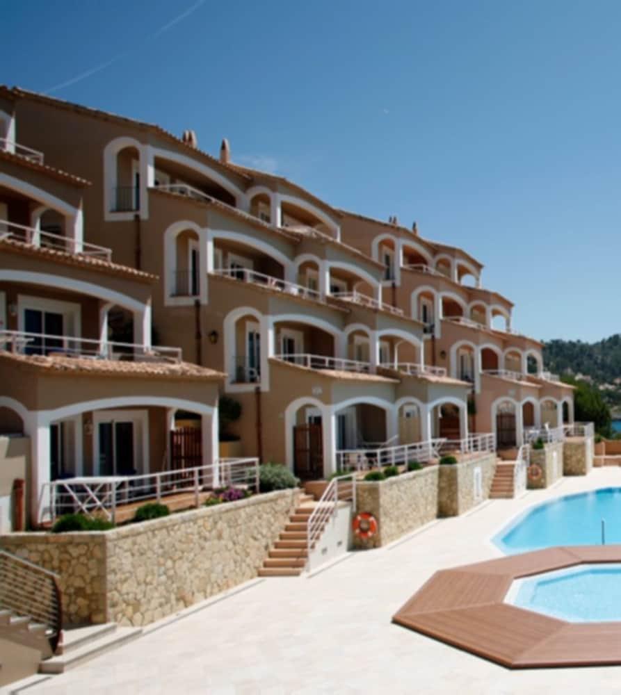 Bahia Aparthotel 4*